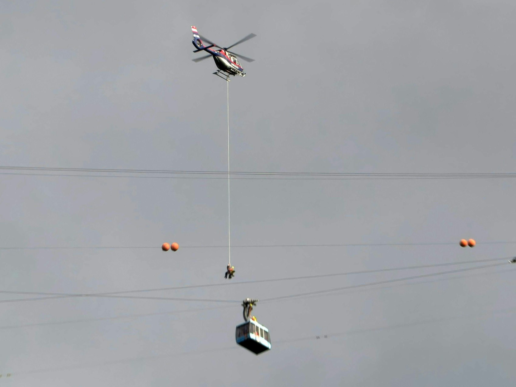 Nach einem Unwetter am 23. Juni 2025 saßen 19 Personen in einer Gondel der Dornbirner Karrenseilbahn fest. Ein heftiger Windstoß hatte zur Entgleisung des Trag- und Zugseils geführt. Gegen 19.15 Uhr begann die komplizierte Rettung, die zwei bis drei Stunden dauern sollte.