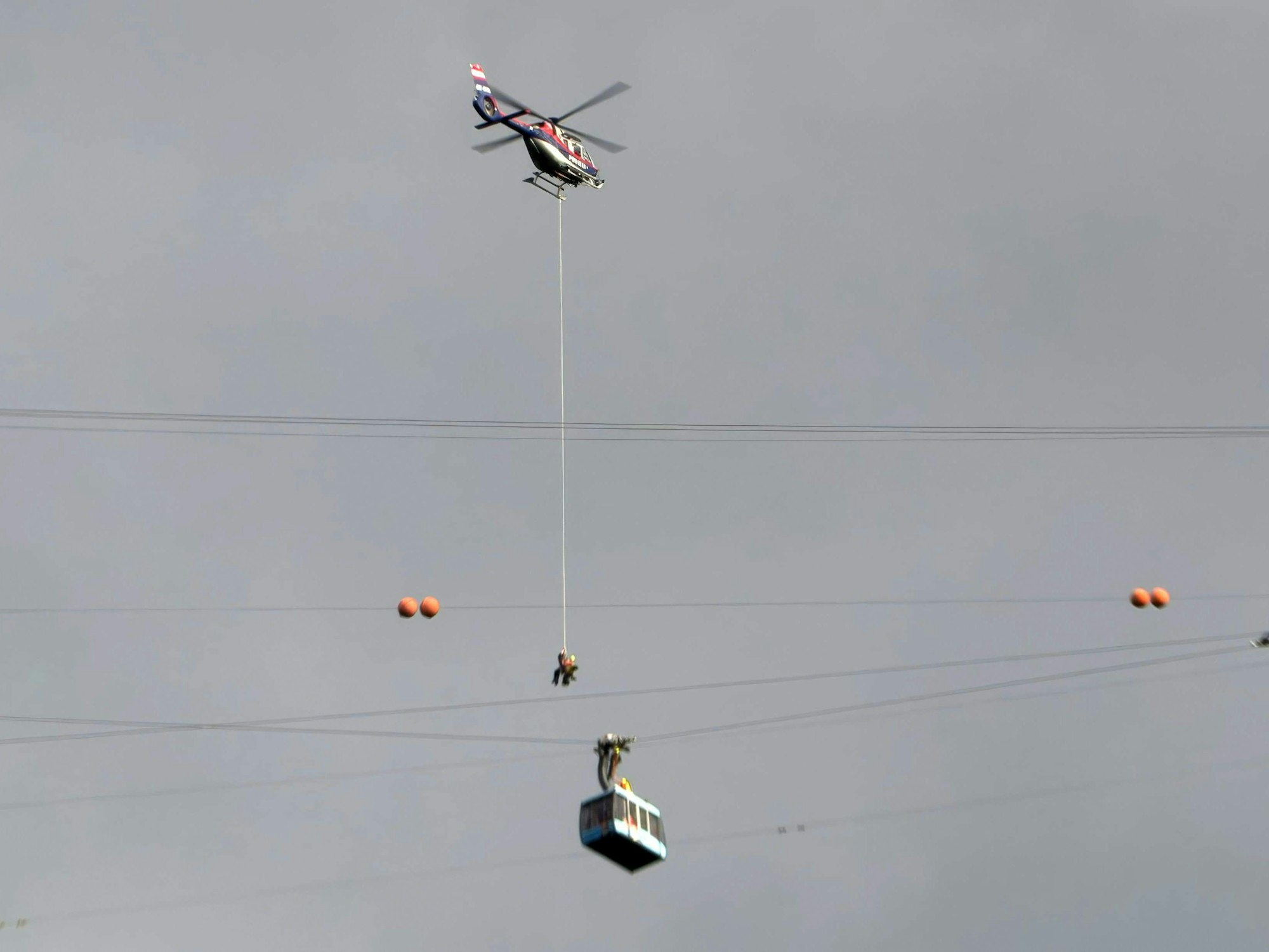 Nach einem Unwetter am 23. Juni 2025 saßen 19 Personen in einer Gondel der Dornbirner Karrenseilbahn fest. Ein heftiger Windstoß hatte zur Entgleisung des Trag- und Zugseils geführt. Gegen 19.15 Uhr begann die komplizierte Rettung, die zwei bis drei Stunden dauern sollte.