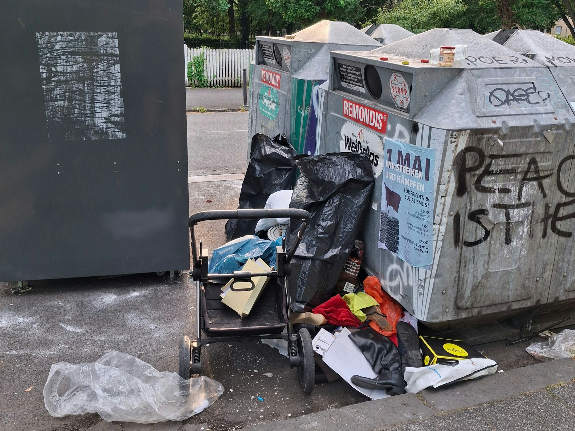 Am Montagvormittag (23. Juni) wurde der Müll entfernt. Am Montagabend ist die Stelle schon wieder zugemüllt.
