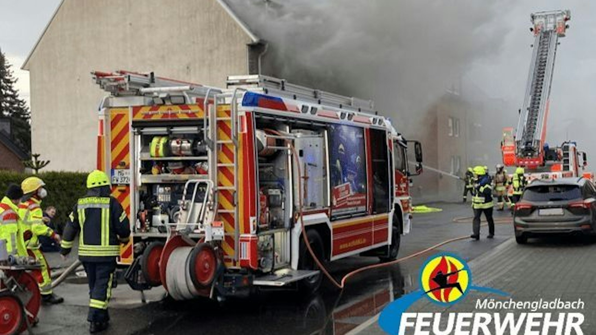 Einsatz der Feuerwehr Mönchengladbach bei einem Küchenbrand in einem Mehrfamilienhaus in Mönchengladbach-Dahl