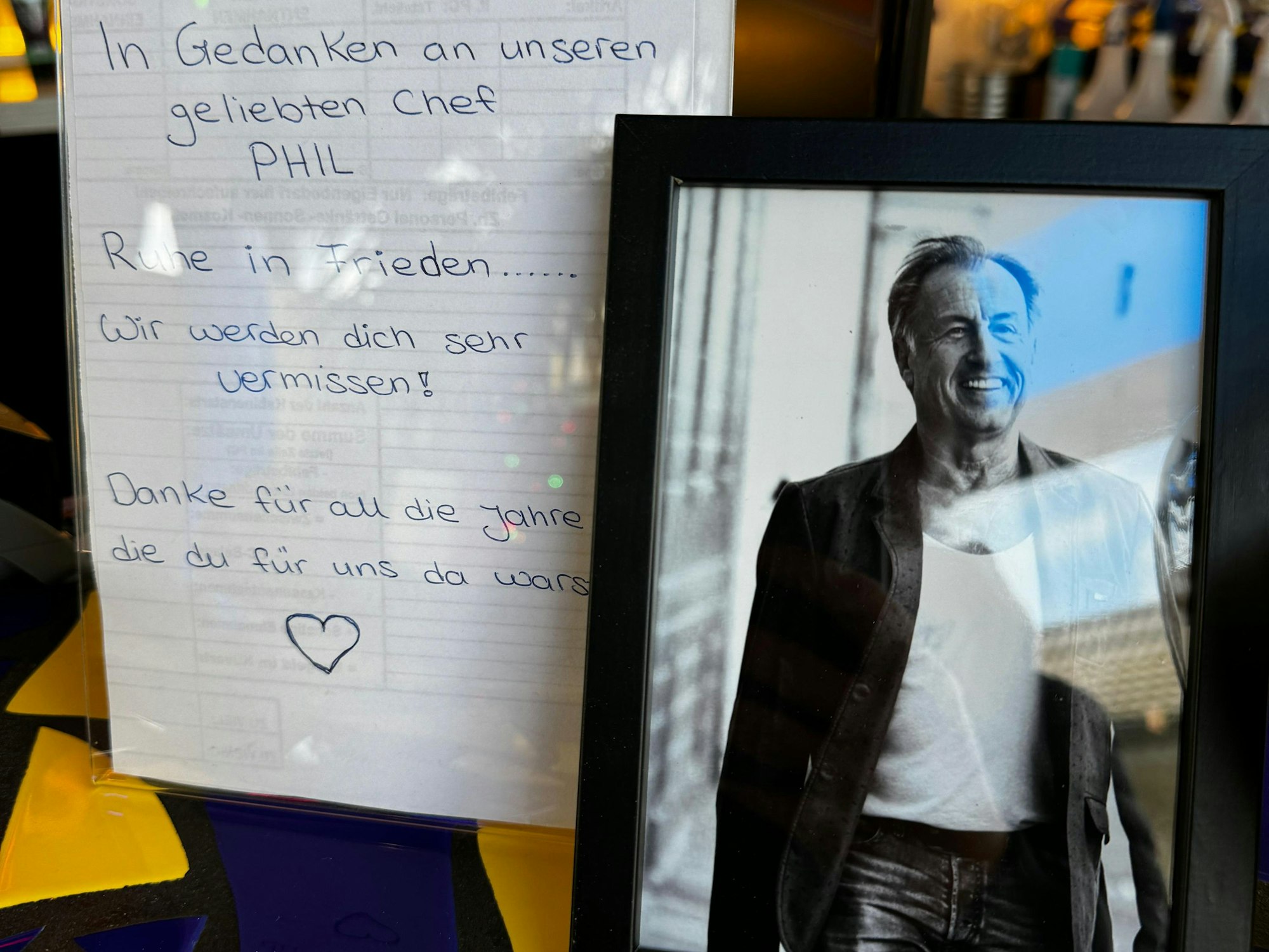 Phil Giesen, Sonnenbank-König, wurde in seiner Villa im Hahnwald ermordet. In seinen Studios erinnern Angestellte an ihn.