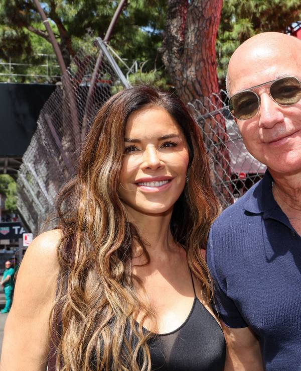 Lauren Sánchez und Jeff Bezos posieren für Fotografen beim Grand Prix von Monaco am 25. Mai 2025.
