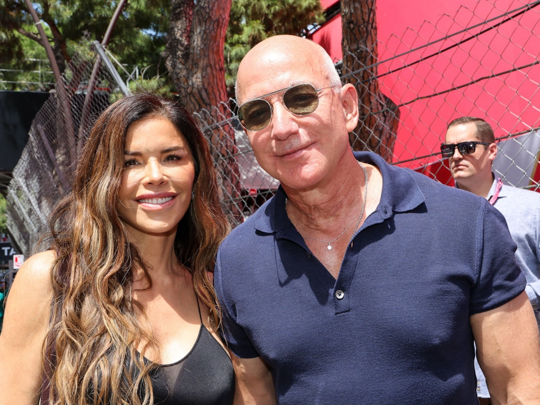 Lauren Sánchez und Jeff Bezos posieren für Fotografen beim Grand Prix von Monaco am 25. Mai 2025.