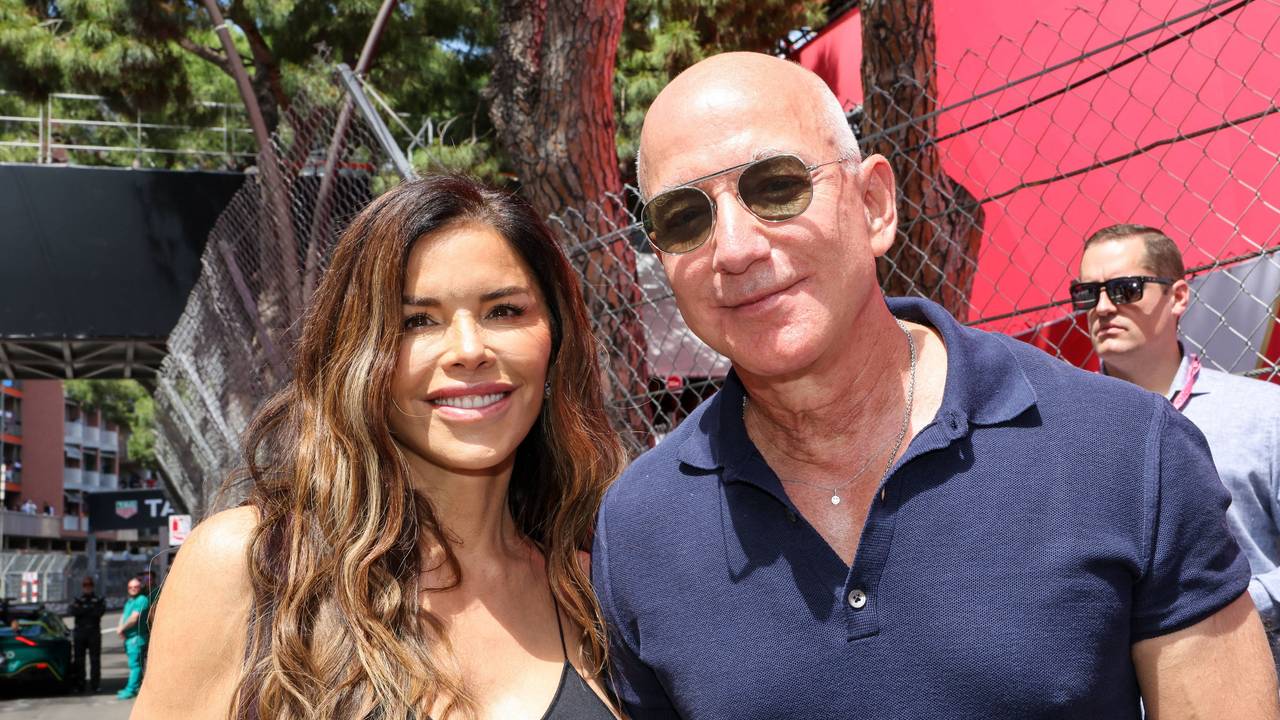 Lauren Sánchez und Jeff Bezos posieren für Fotografen beim Grand Prix von Monaco am 25. Mai 2025.