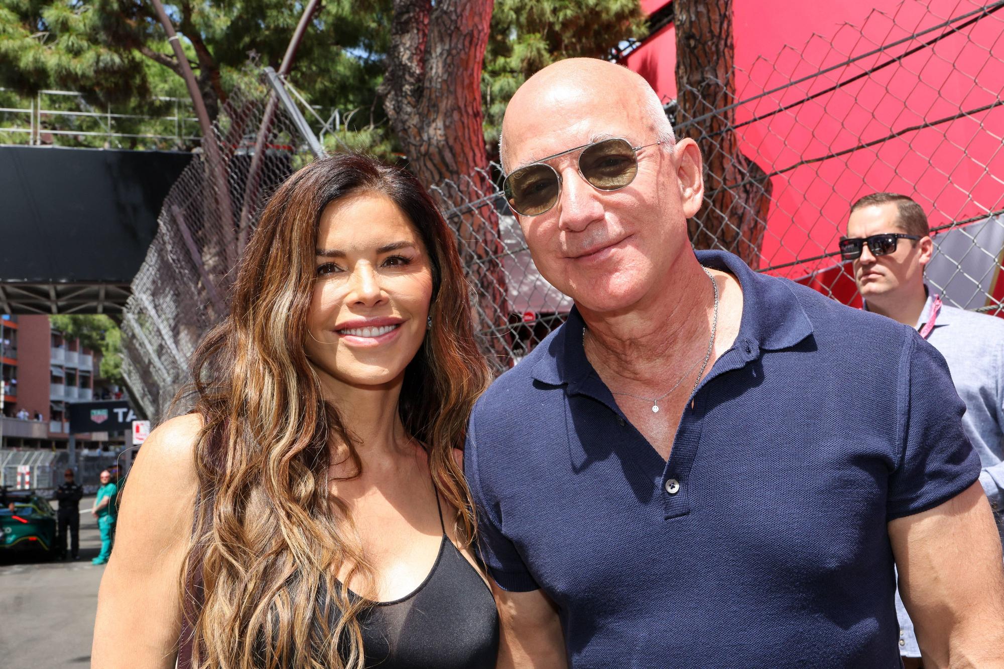 Lauren Sánchez und Jeff Bezos posieren für Fotografen beim Grand Prix von Monaco am 25. Mai 2025.