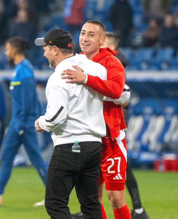 Steffen Baumgart umarmt Marin Ljubicic.