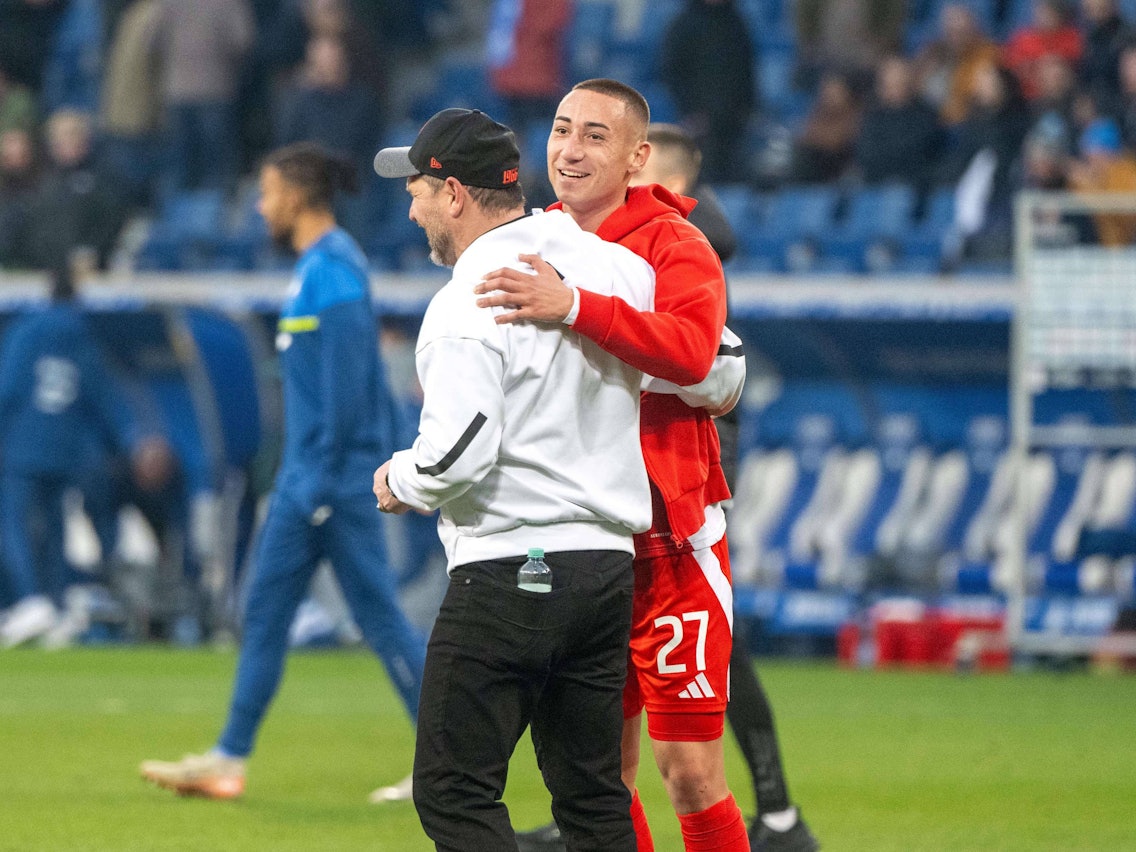 Steffen Baumgart umarmt Marin Ljubicic.