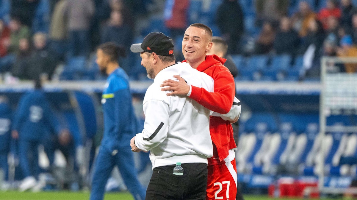 Steffen Baumgart umarmt Marin Ljubicic.