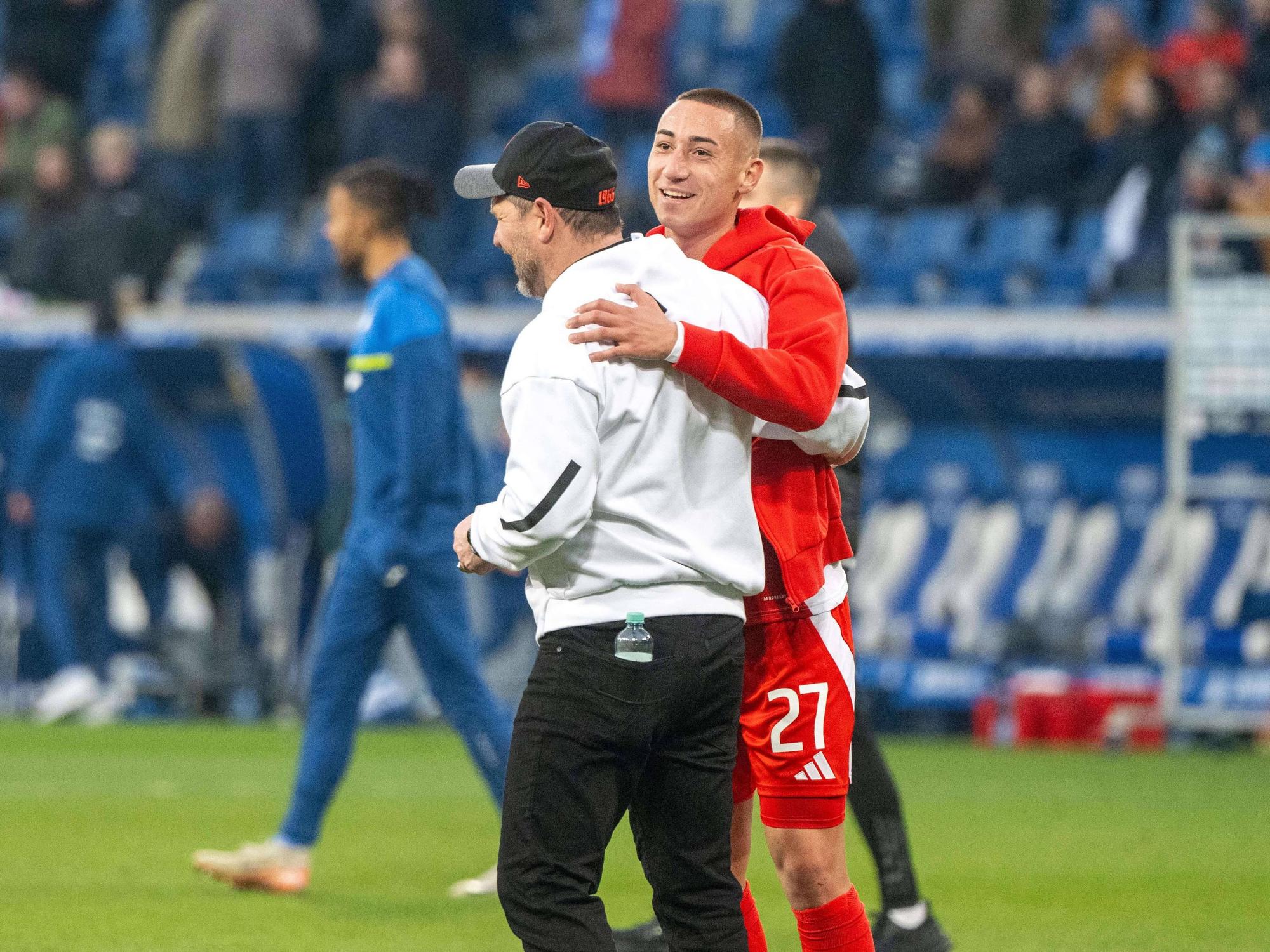 Steffen Baumgart umarmt Marin Ljubicic.