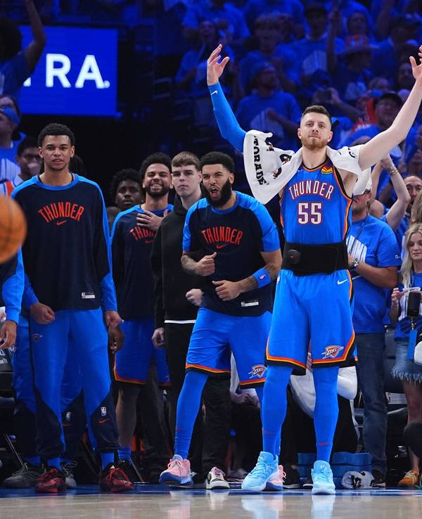 Isaiah Hartenstein feiert mit den Oklahoma City Thunder den NBA-Titel im siebten Spiel der Finalserie.