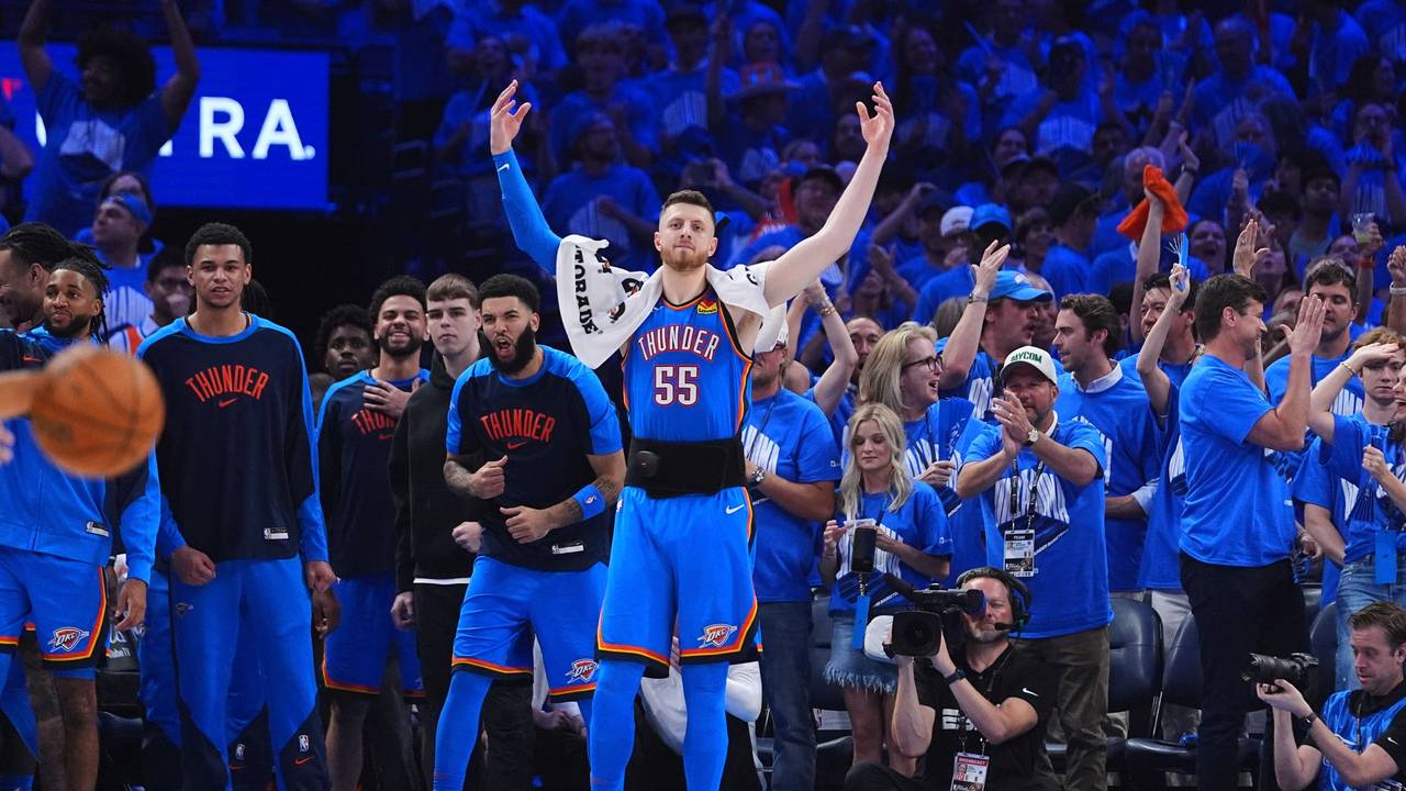 Isaiah Hartenstein feiert mit den Oklahoma City Thunder den NBA-Titel im siebten Spiel der Finalserie.