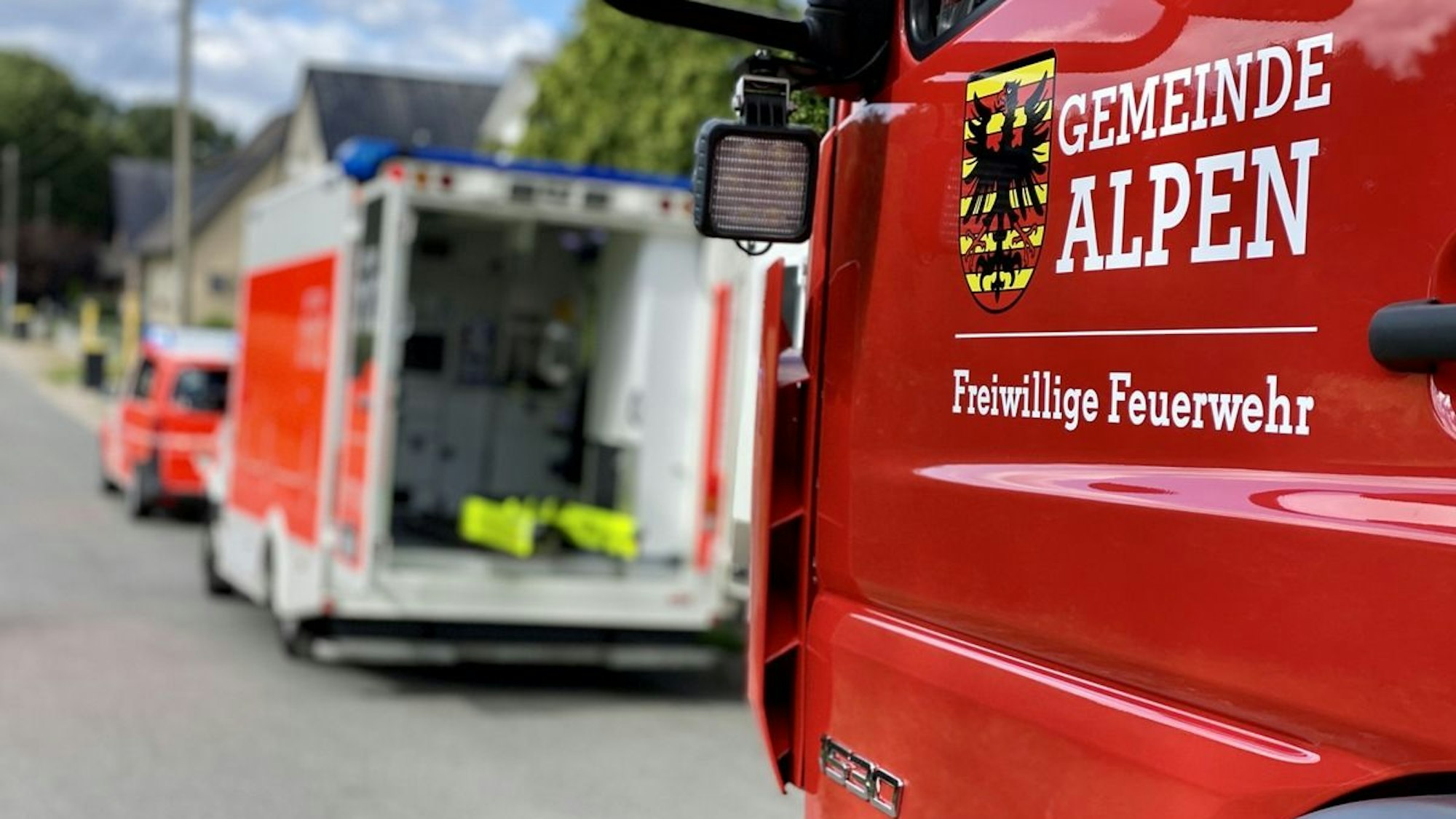 Feuerwehreinsatz in Alpen nach Motorrollerunfall mit auslaufenden Betriebsmitteln