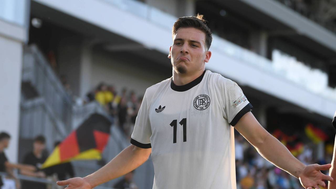 Said El Mala feiert seinen Treffer zum 2:1 im U19-Halbfinale gegen Spanien.