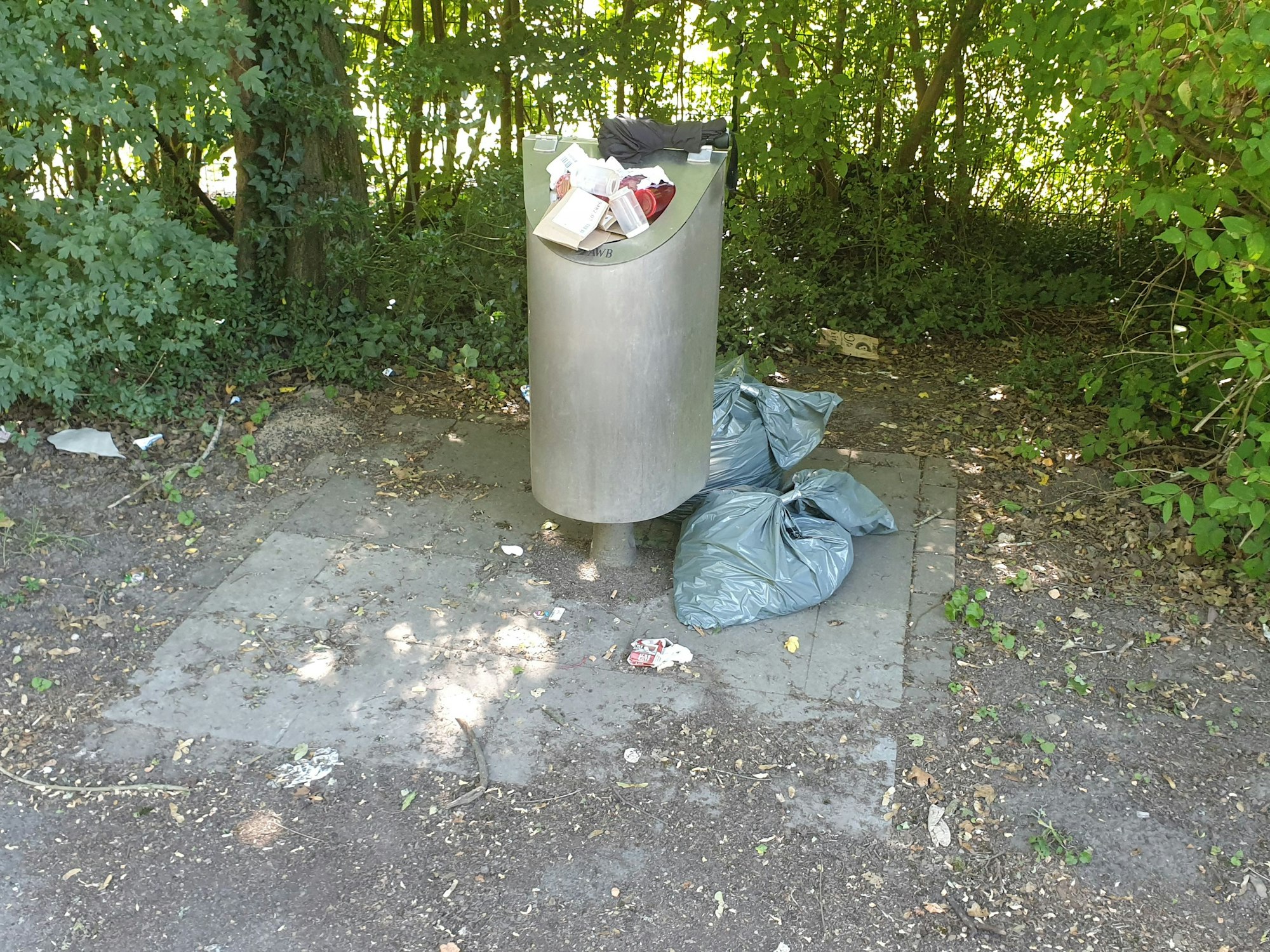 Eine überfüllte Mülltonne.