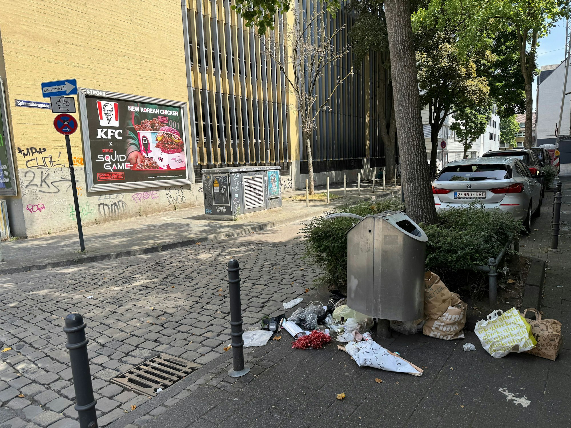 Abfall liegt neben einem Mülleimer.