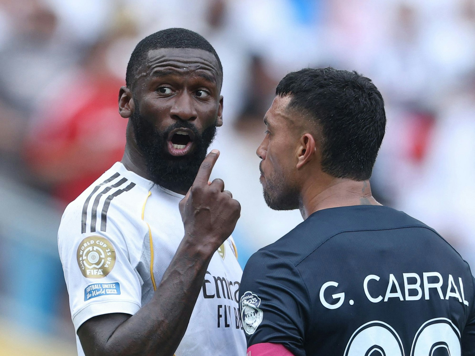 Antonio Rüdiger im Wortgefecht mit Gustavo Cabral beim Spiel der Klub-WM zwischen Real Madrid und CF Pachuca.