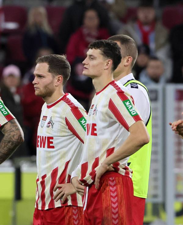 Jeff Chabot, Benno Schmitz und weitere FC-Spieler vor der Fankurve.