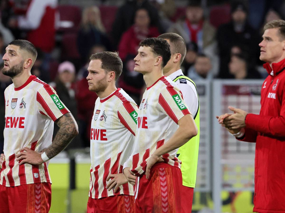 Jeff Chabot, Benno Schmitz und weitere FC-Spieler vor der Fankurve.
