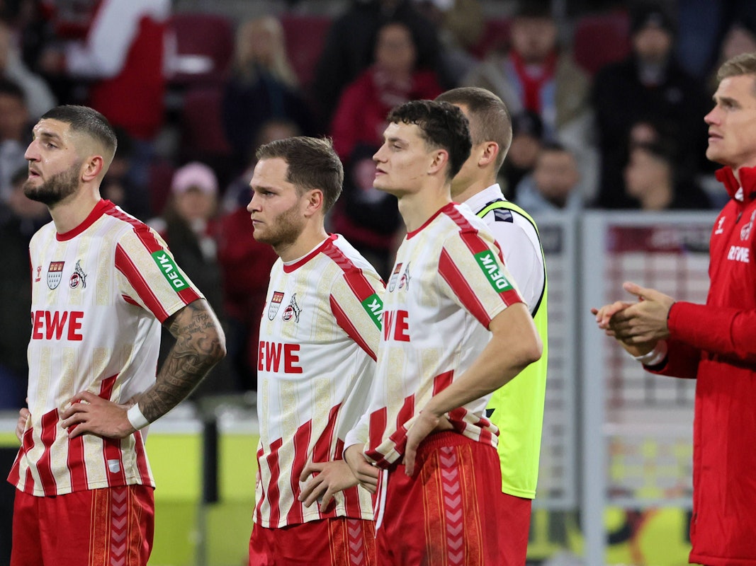 Jeff Chabot, Benno Schmitz und weitere FC-Spieler vor der Fankurve.