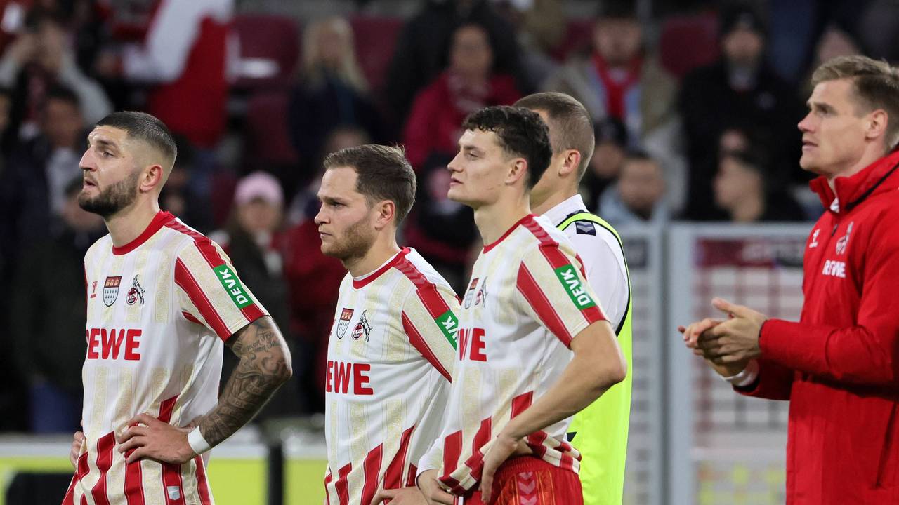 Jeff Chabot, Benno Schmitz und weitere FC-Spieler vor der Fankurve.