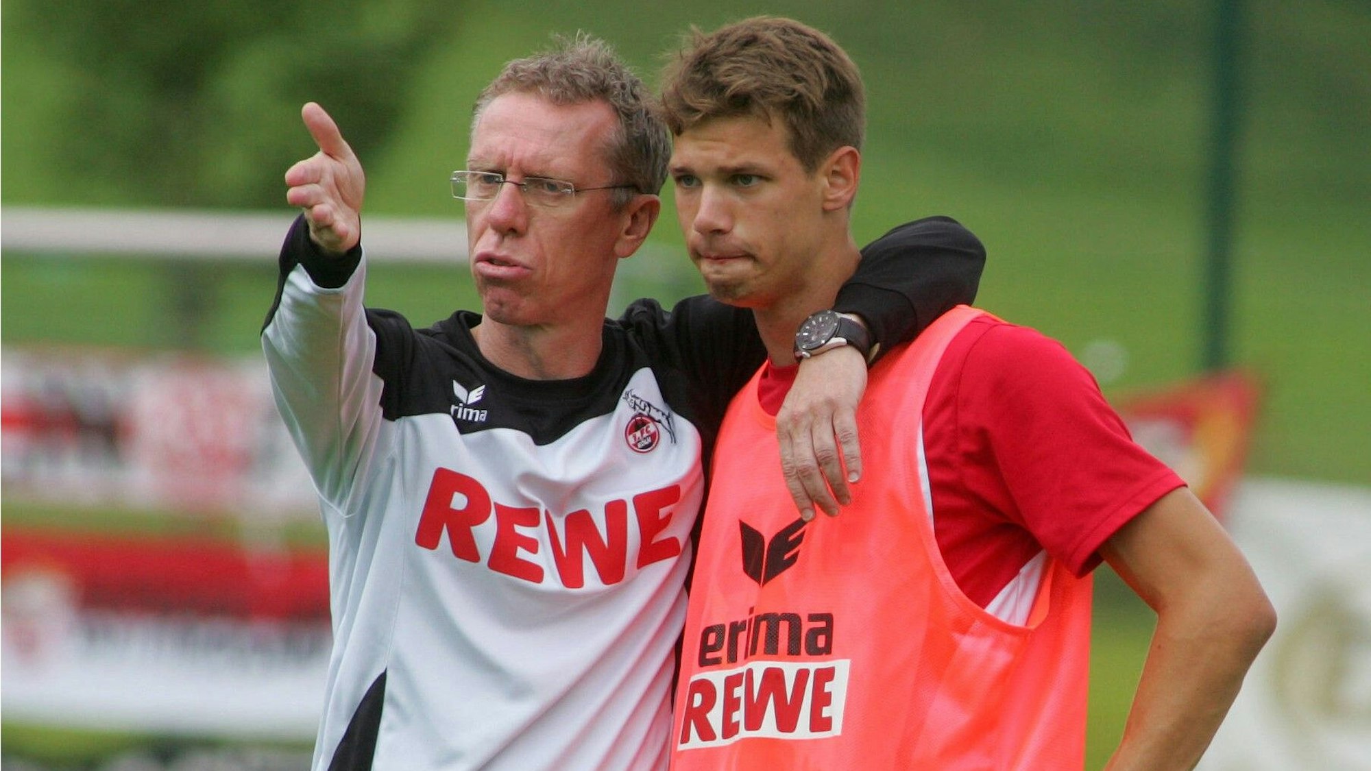Peter Stöger spricht im Trainingslager des 1. FC Köln mit Maxi Thiel.