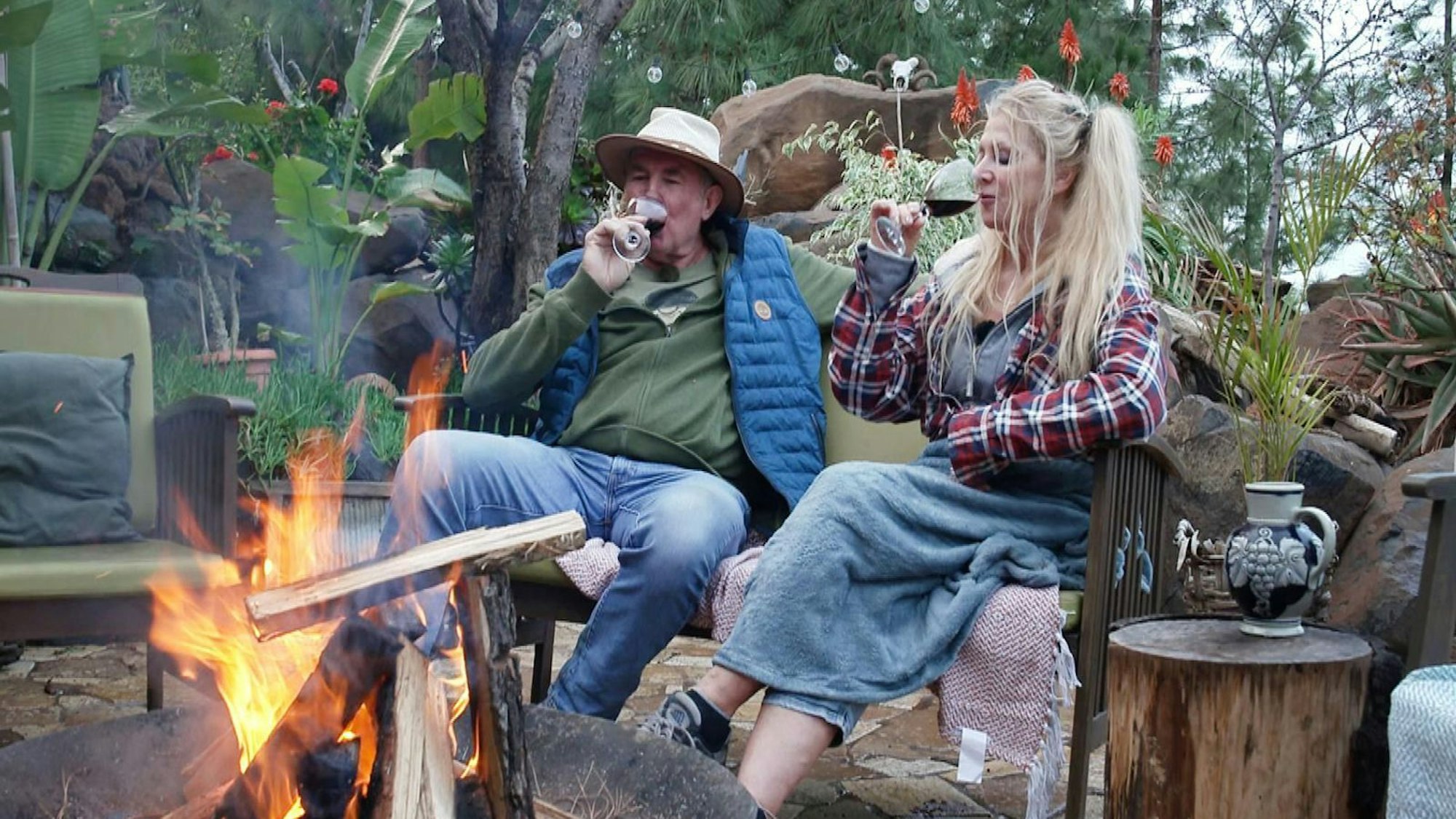 Roger beim Lagerfeuer mit Berlinerin Sophia. (Bild: RTL)