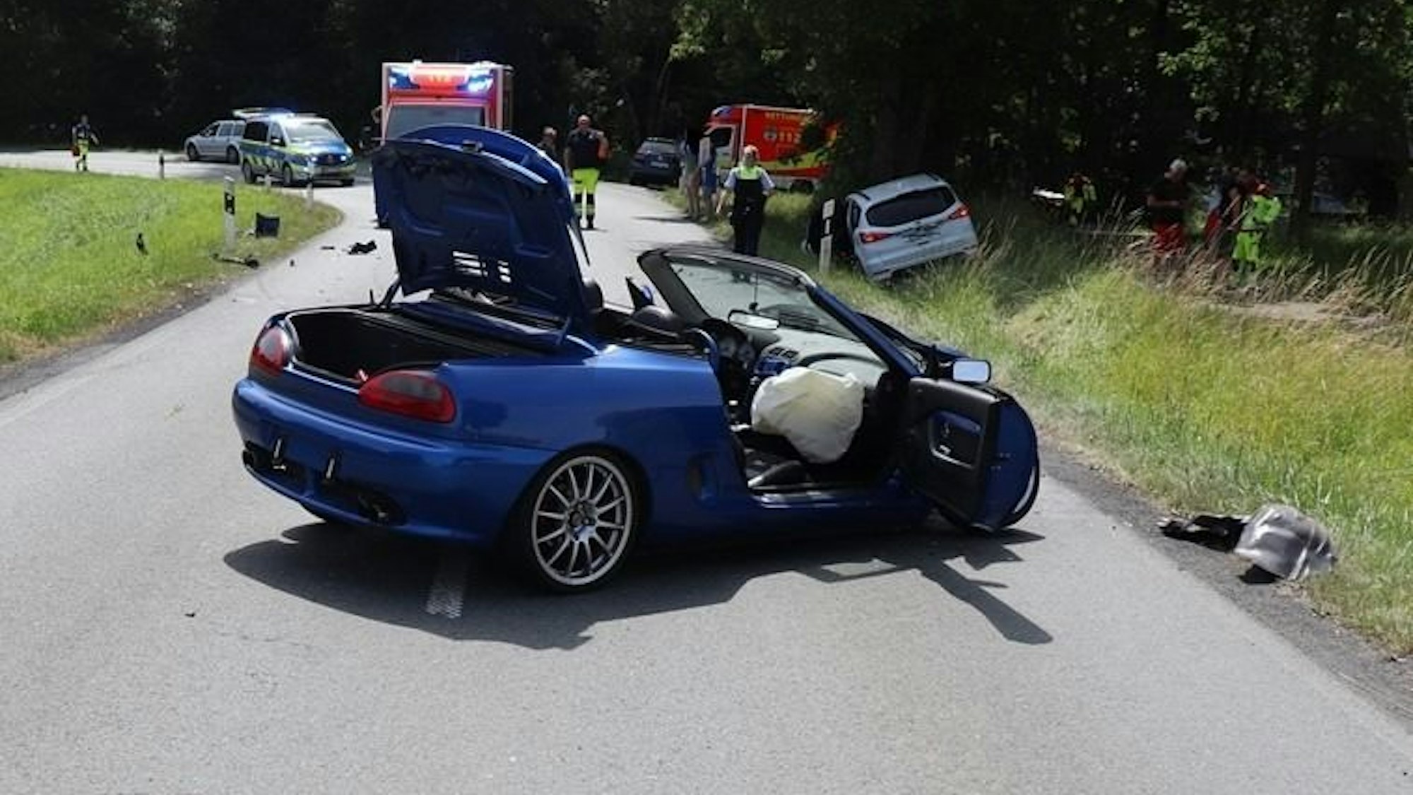 Unfall auf der L825 bei Brakel-Bellersen mit erheblichem Sachschaden und mehreren Leichtverletzten.
