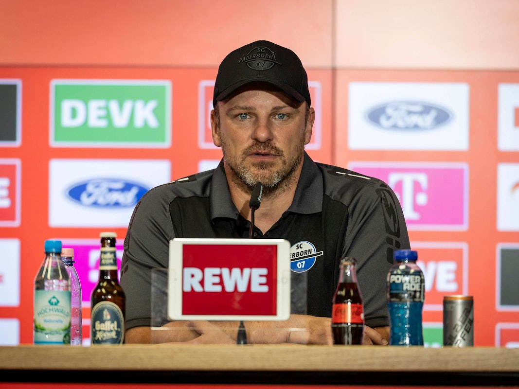 Lukas Kwasniok bei einer Pressekonferenz nach dem Spiel zwischen dem 1. FC Köln und dem SC Paderborn.