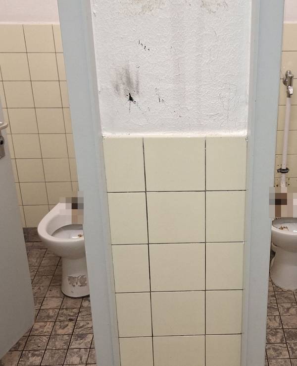 Die mit Kot verdreckte Toiletten-Anlage auf dem Friedhof Longerich.