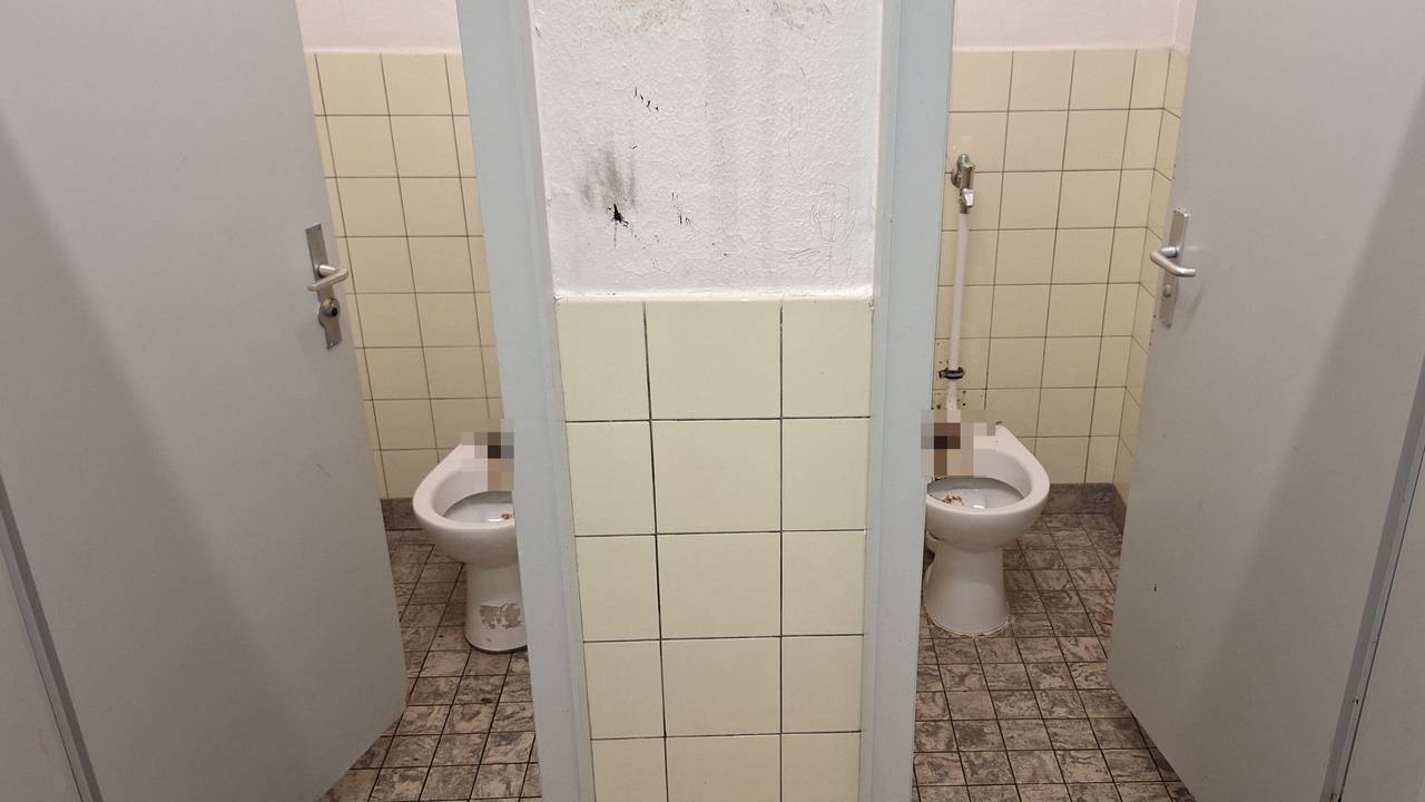 Die mit Kot verdreckte Toiletten-Anlage auf dem Friedhof Longerich.