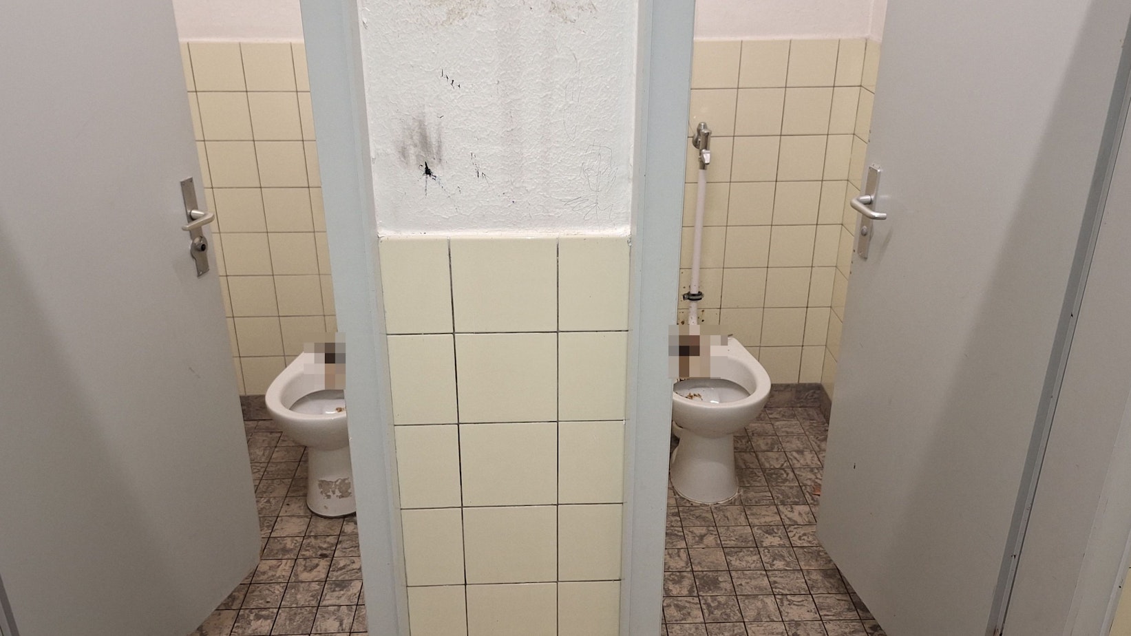 Die mit Kot verdreckte Toiletten-Anlage auf dem Friedhof Longerich.