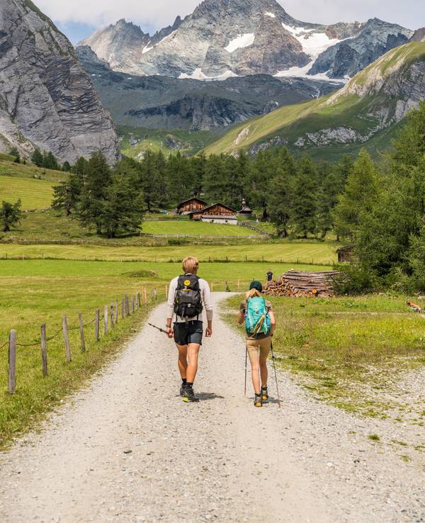 Österreichs höchsten Berg im Blick: Wanderer marschieren Richtung Großglockner.