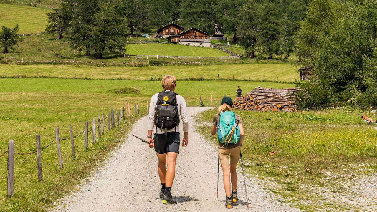 Österreichs höchsten Berg im Blick: Wanderer marschieren Richtung Großglockner.