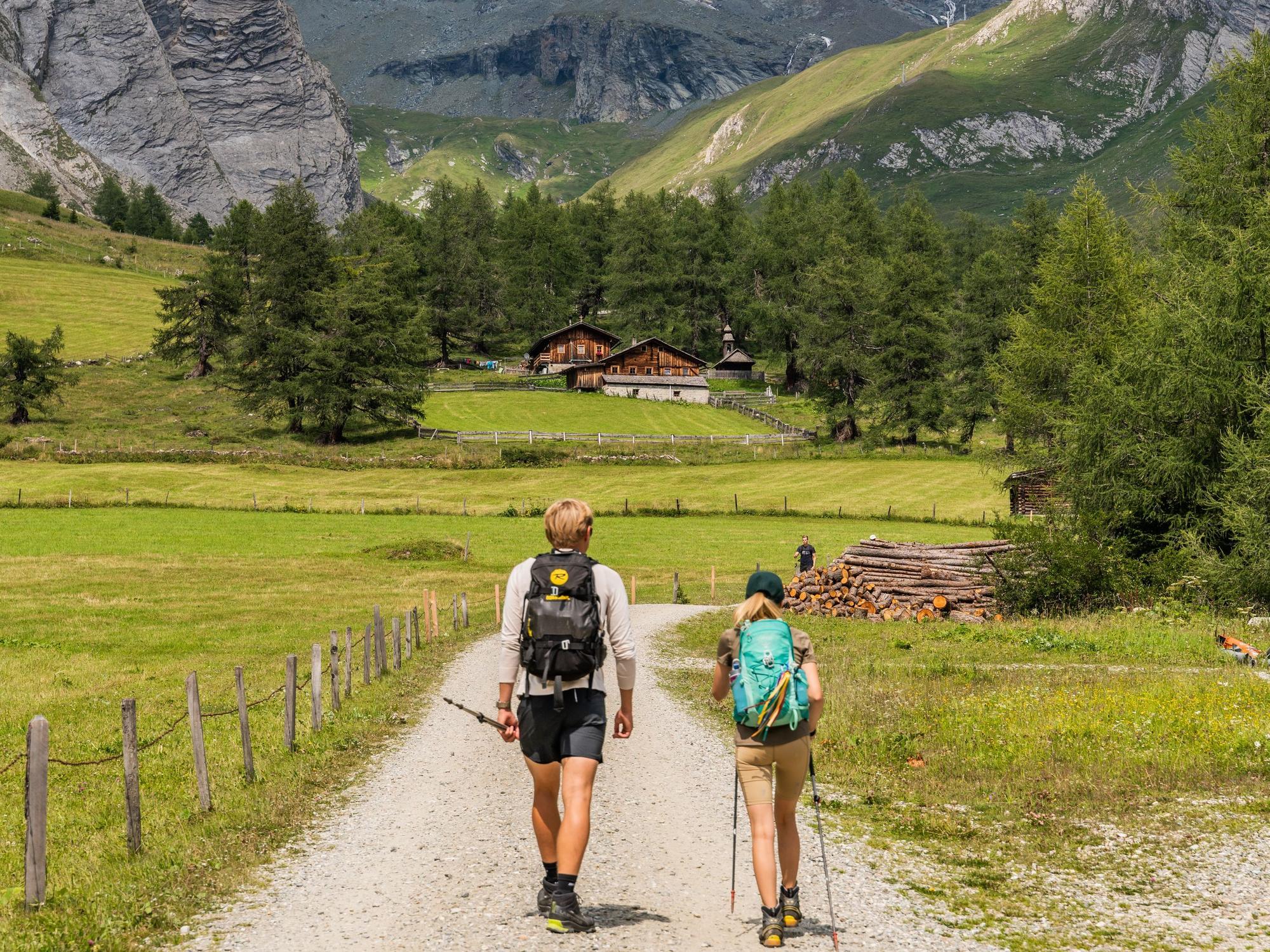 Österreichs höchsten Berg im Blick: Wanderer marschieren Richtung Großglockner.