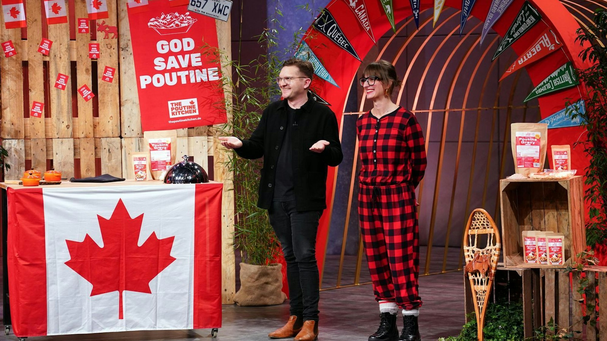Holger Böckner und Geneviève Pilon lieben Pommes mit Käse und Bratensauce. Bei den Löwen fällt „The Poutine Kitchen“ jedoch komplett durch. (Bild: RTL / Bernd-Michael Maurer)