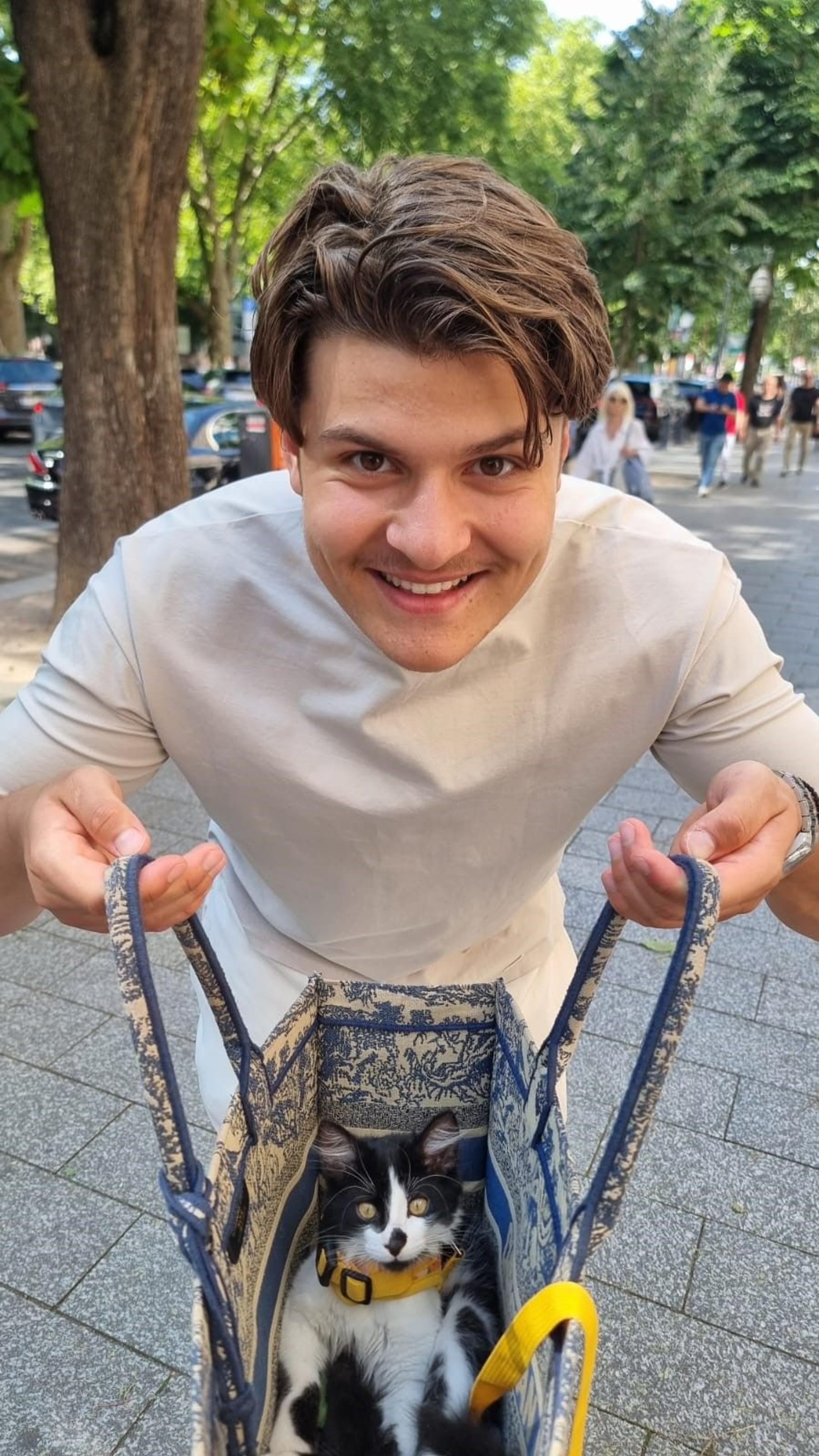 Influencer „nicoduscht“ (Nico Radovici) hat „Pluto“ auf der Kö in Düsseldorf entdeckt.