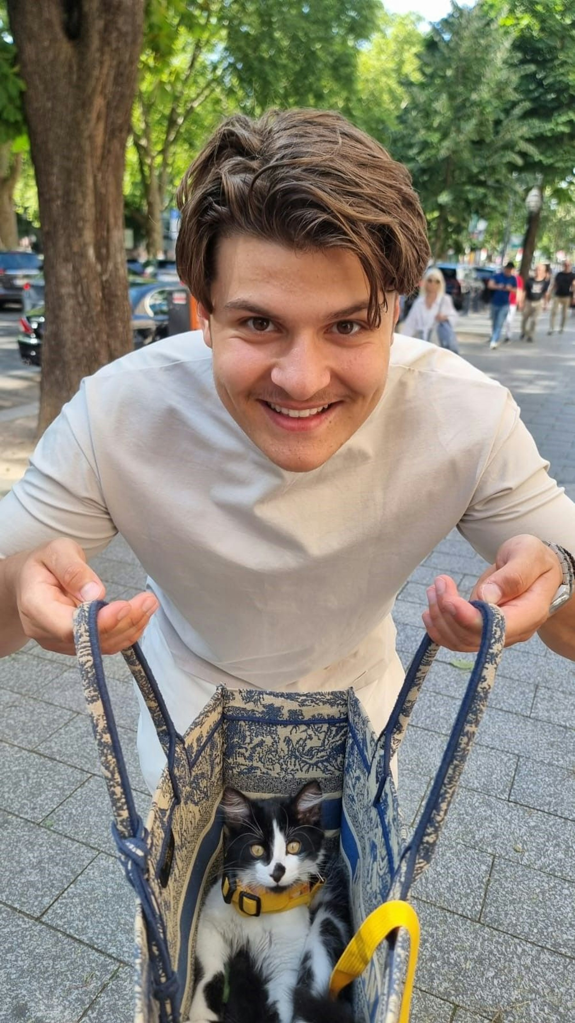 Influencer „nicoduscht“ (Nico Radovici) hat „Pluto“ auf der Kö in Düsseldorf entdeckt.