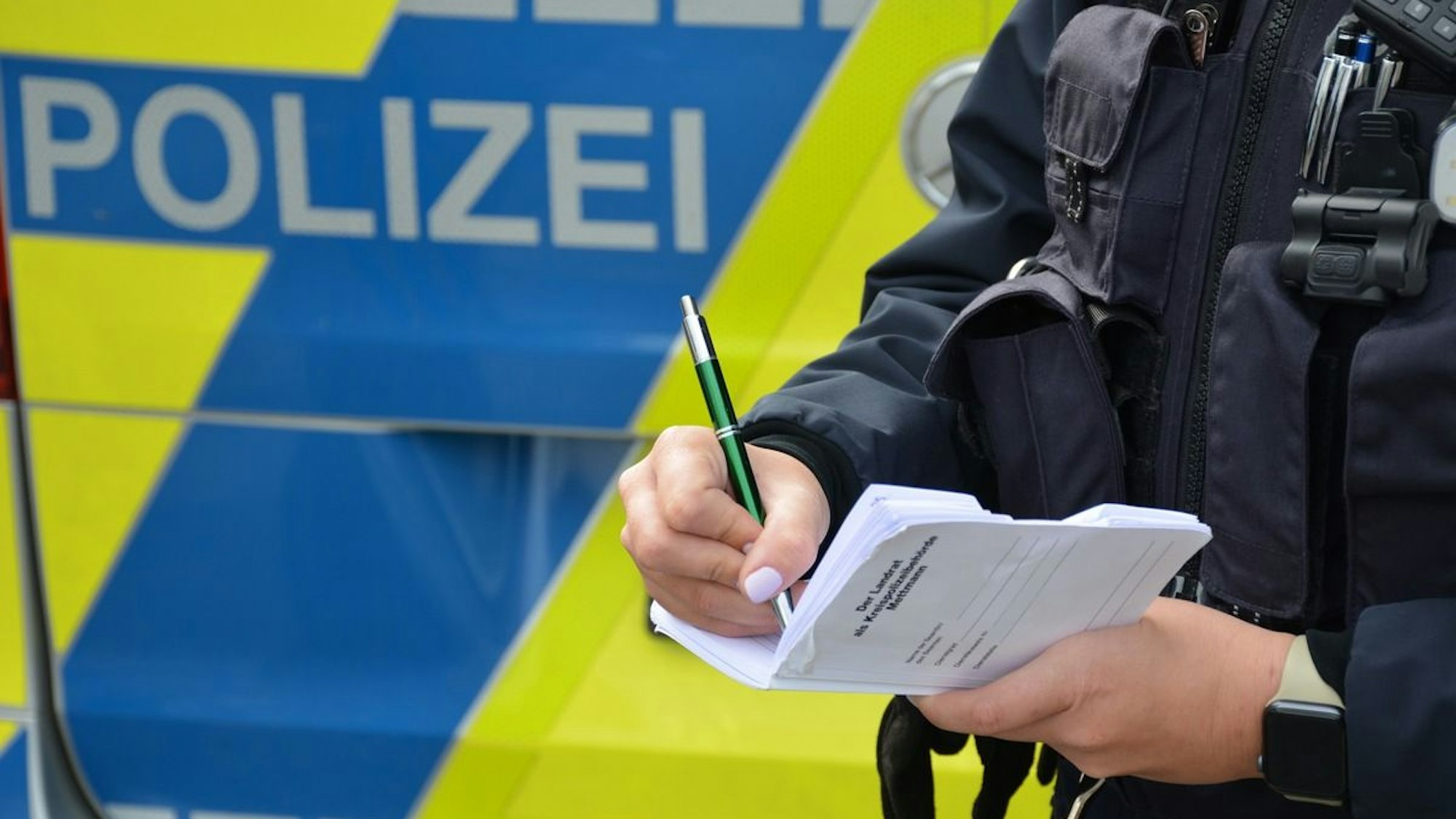 Autoaufbrüche in Velbert: Unbekannte Täter brachen mehrere Firmenfahrzeuge auf und entwendeten hochwertiges Werkzeug.