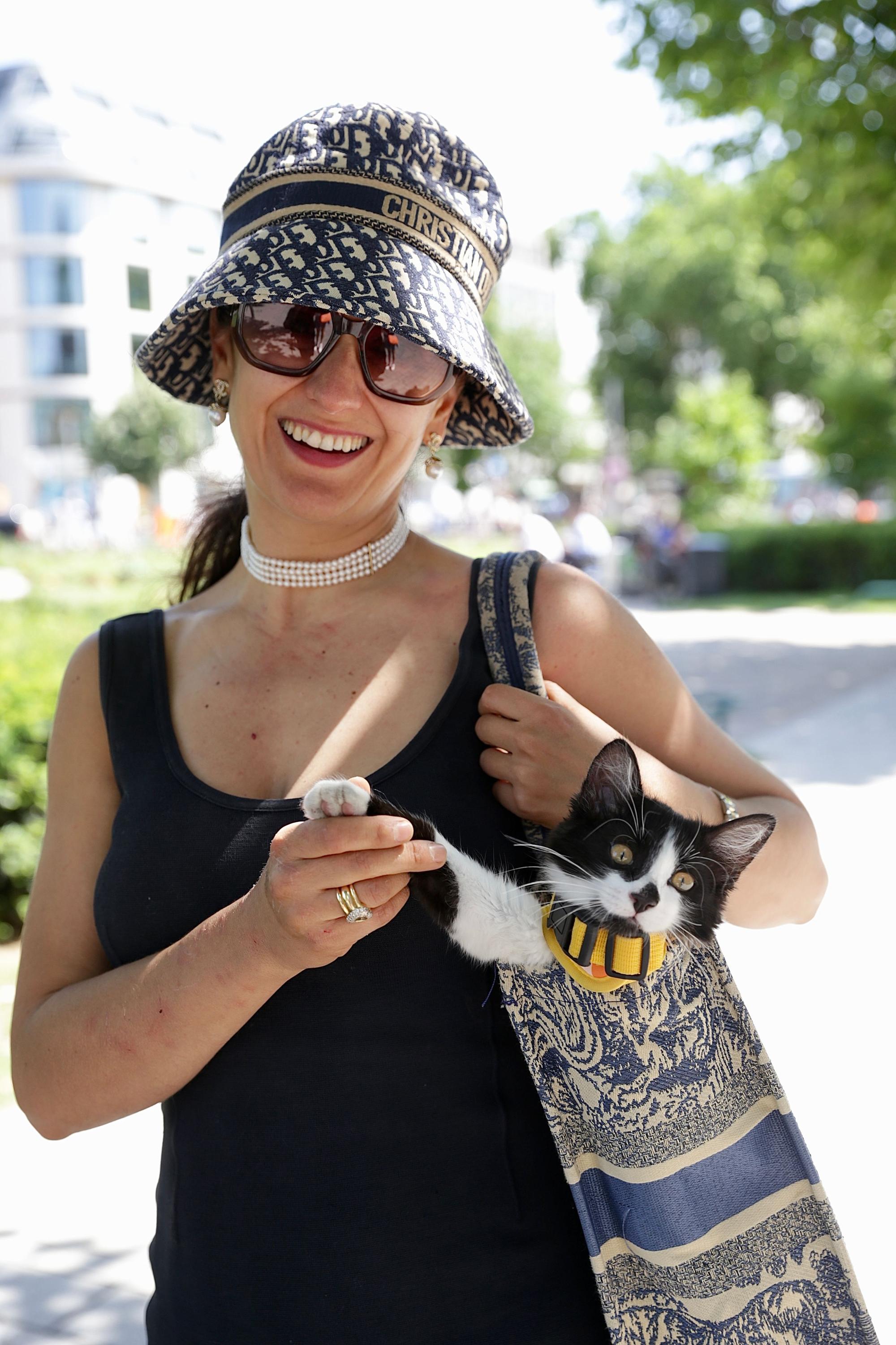Klaudija Paunovic mit ihrer „Reisekatze“ Pluto. Der Kater ist auch in ihrer geräumigen Tasche immer dabei.