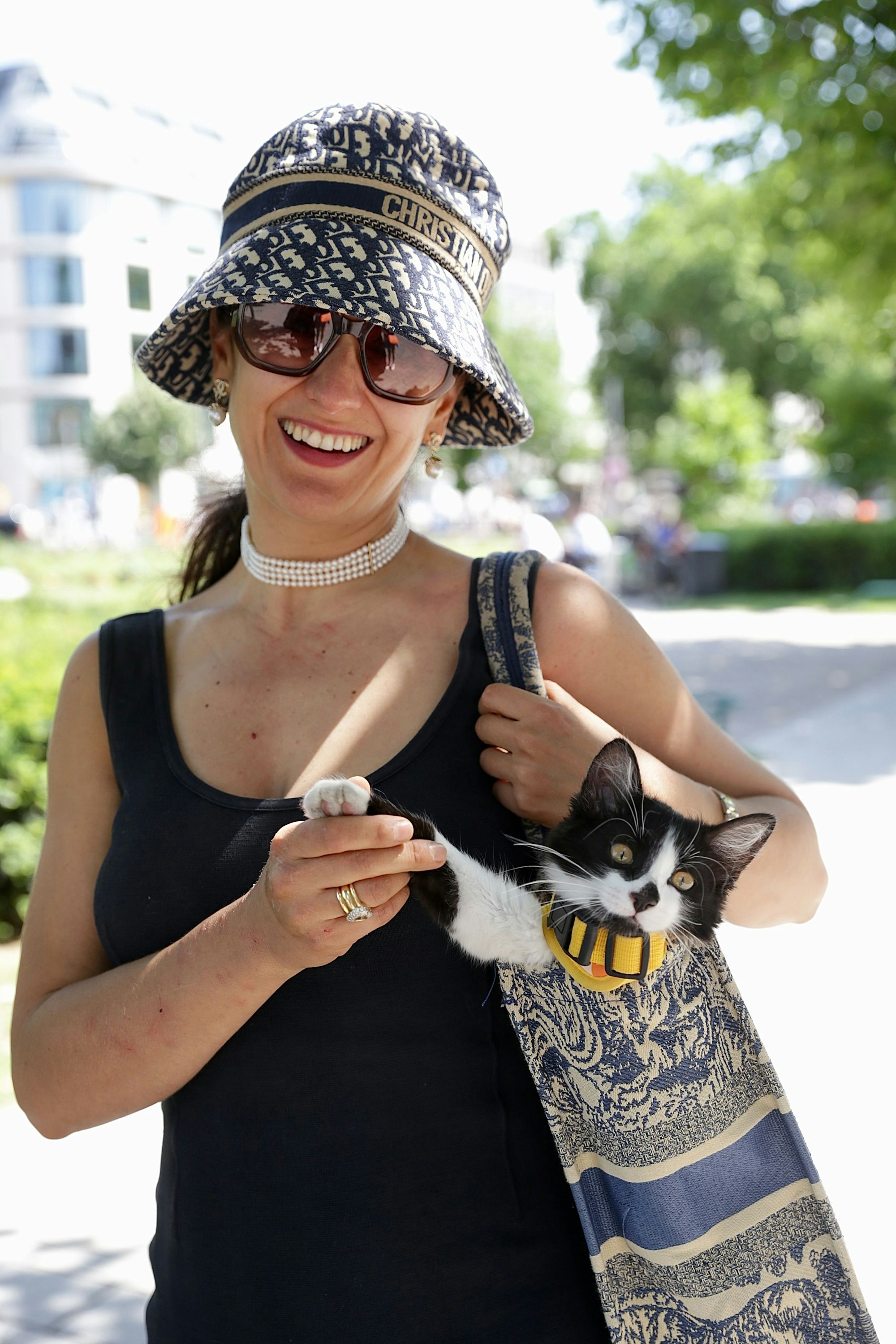Klaudija Paunovic mit ihrer „Reisekatze“ Pluto. Der Kater ist auch in ihrer geräumigen Tasche immer dabei.