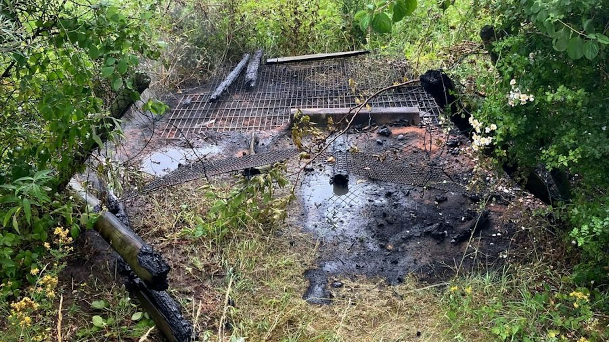 Brandstiftung an einem Aussichtspunkt am Stockemer See in Niederkassel-Uckendorf