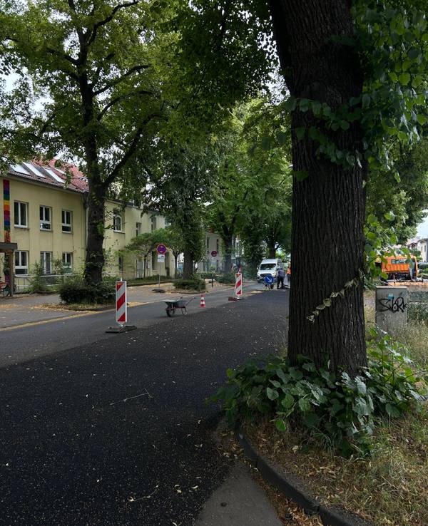 Eine Straße wird neu asphaltiert.