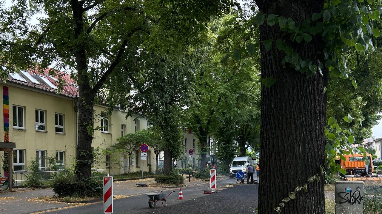 Eine Straße wird neu asphaltiert.