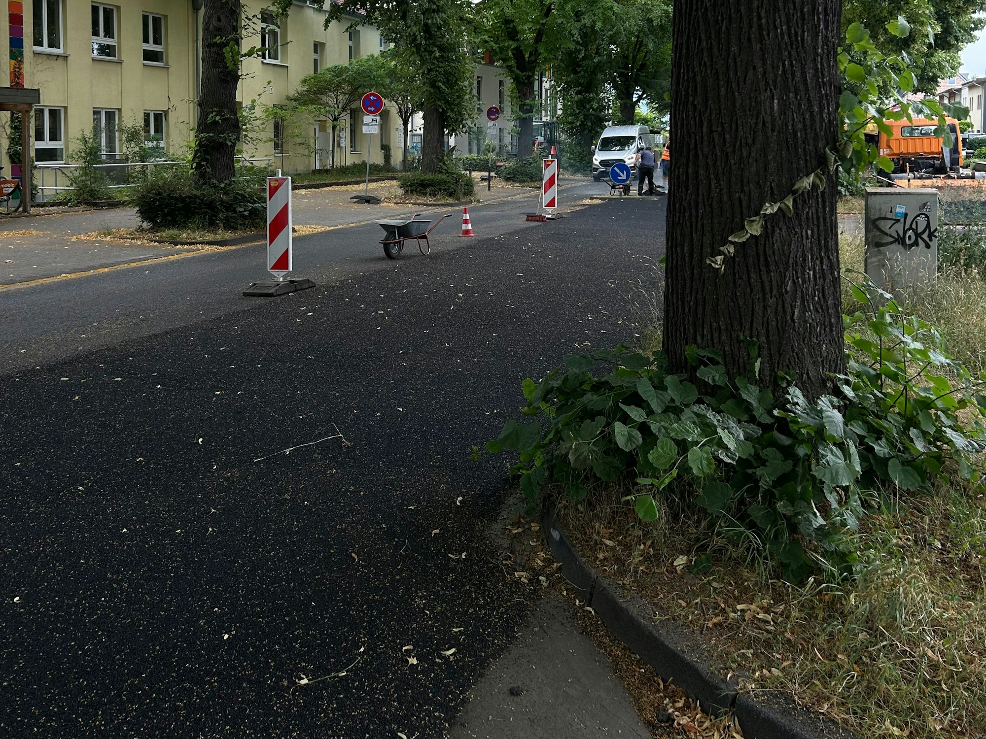 Eine Straße wird neu asphaltiert.