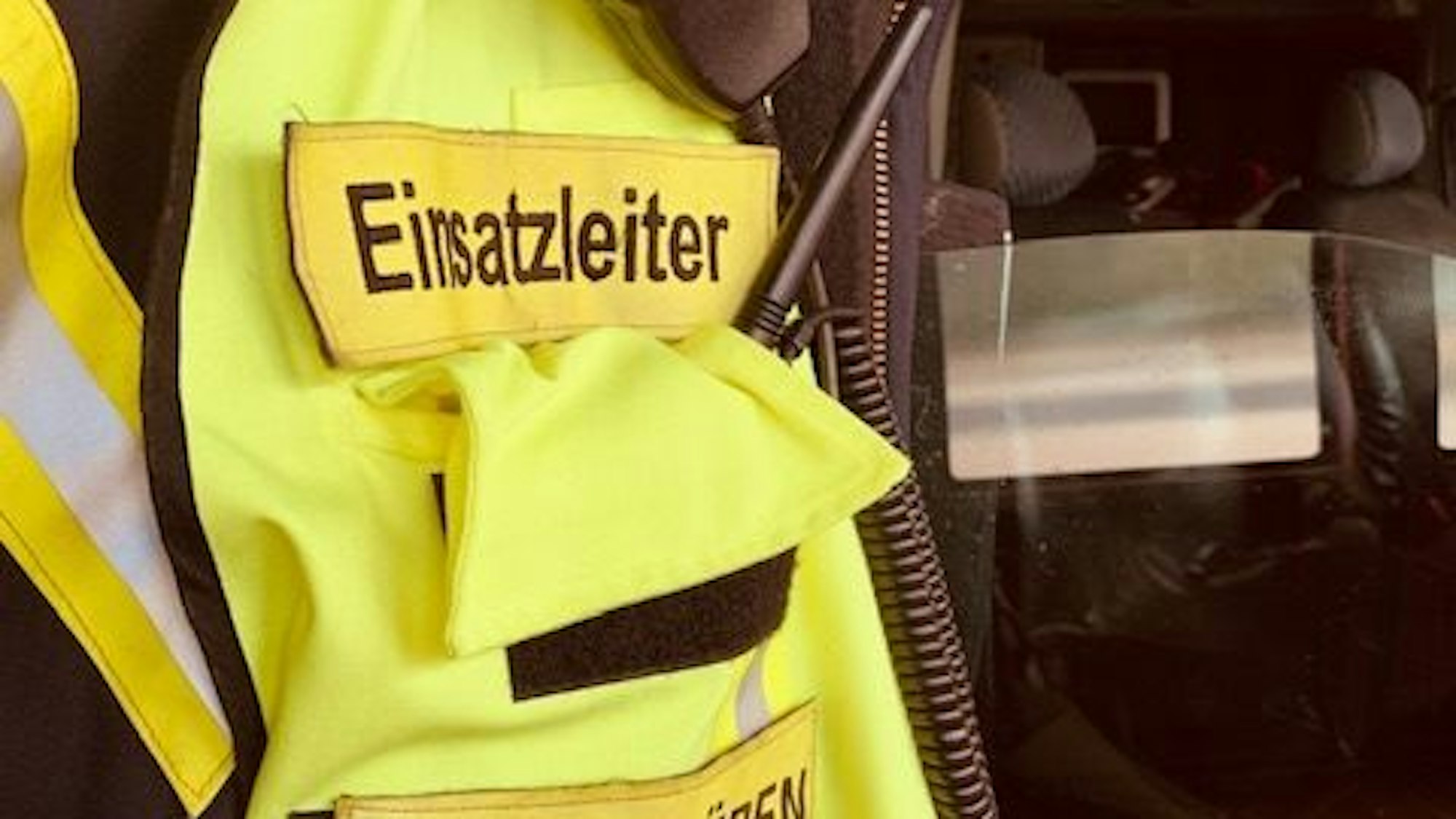 Einsatzleiter der Feuerwehr Düren bei einem Balkonbrand in Düren-Mariaweiler