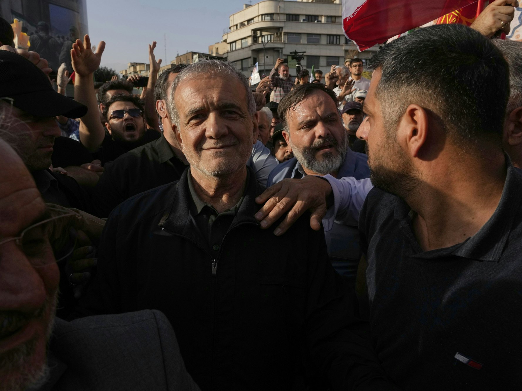 Der iranische Präsident Massud Peseschkian nimmt an einer Protestkundgebung nach den US-Angriffen auf Atomanlagen im Iran teil.