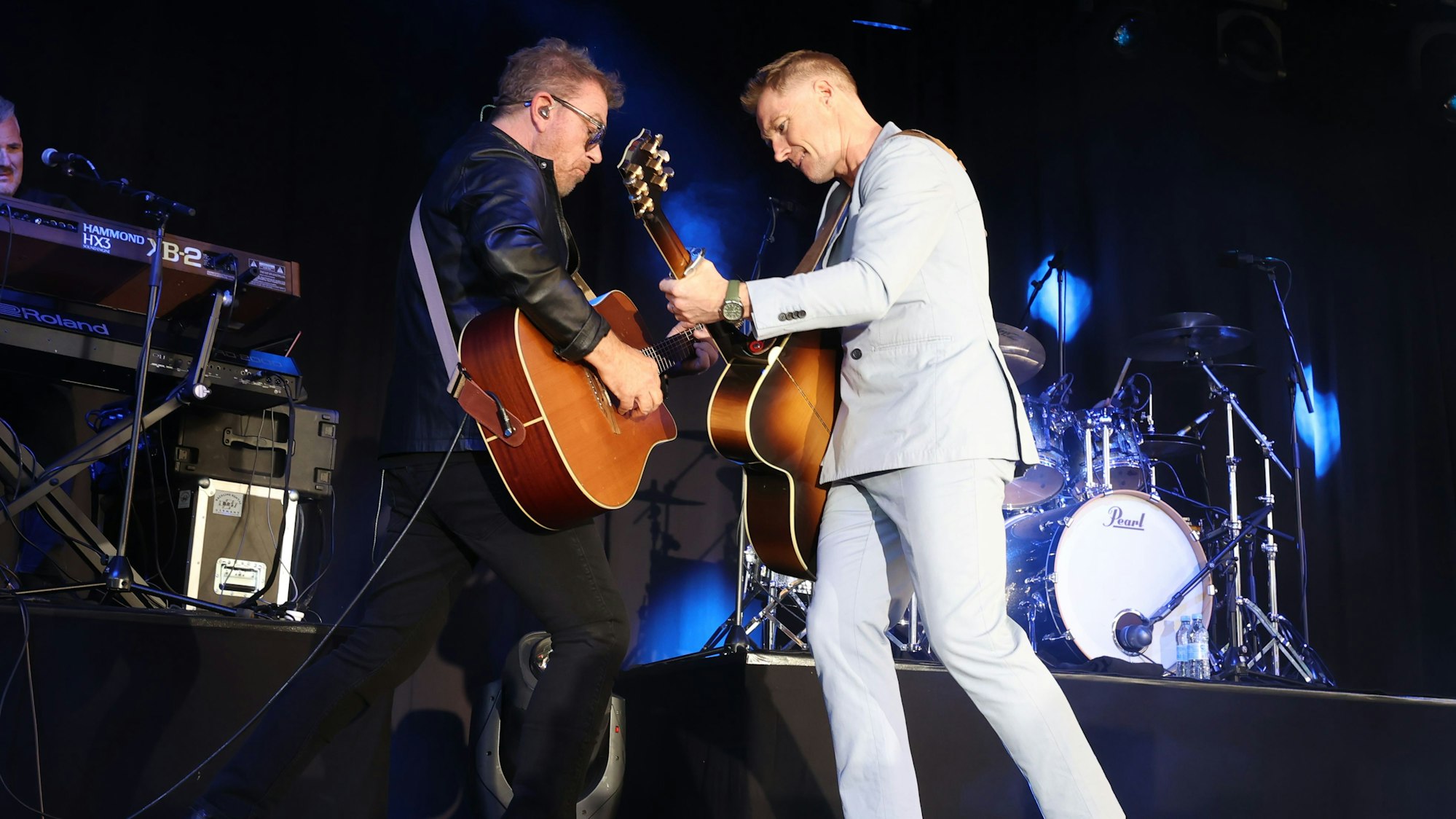 Ronan Keating mit Gitarrist Greg Bone beim Konzert im Tanzbrunnen.