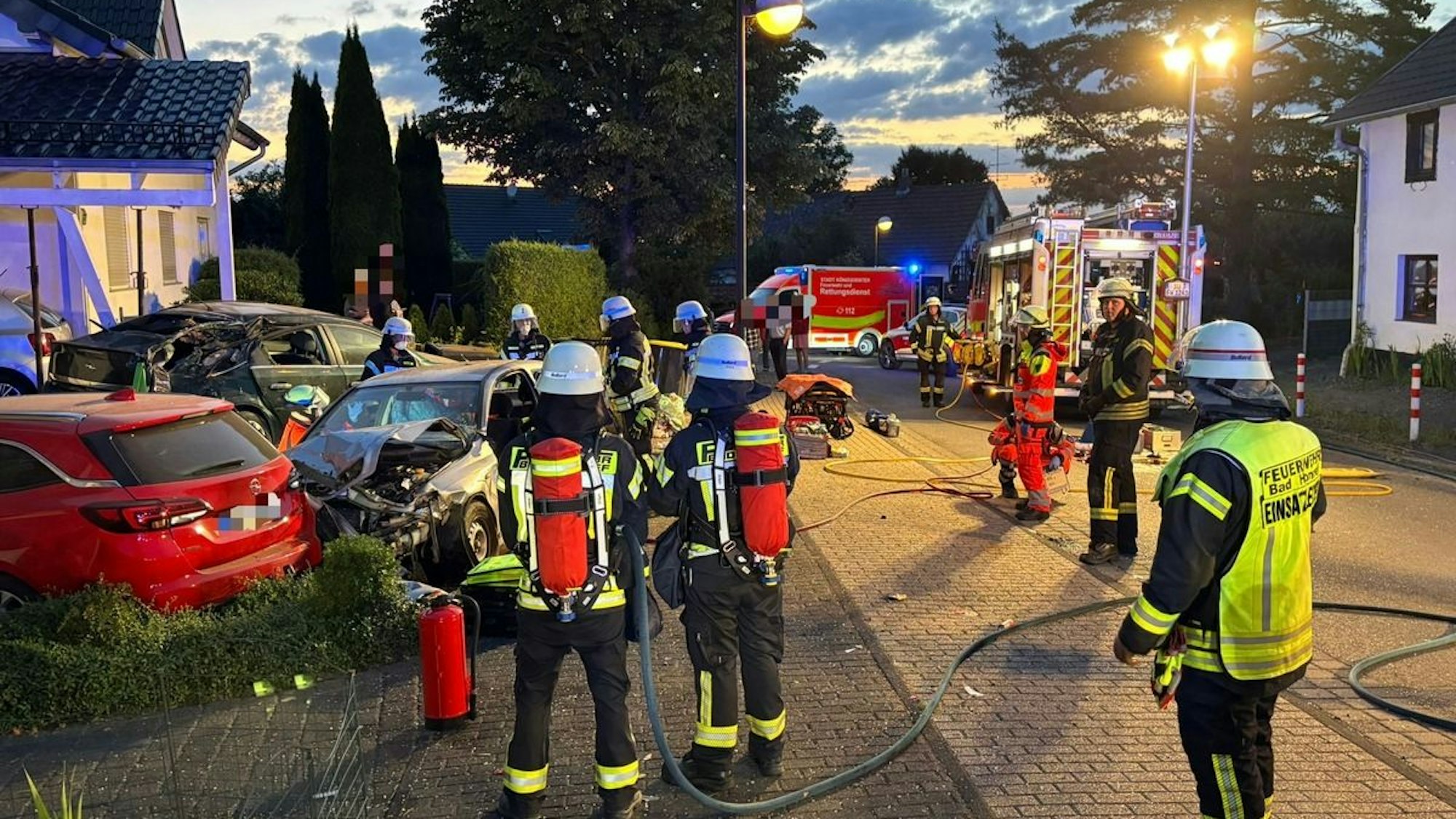 Einsatz der Feuerwehr bei schwerem Verkehrsunfall in Bad Honnef, bei dem zwei Personen verletzt wurden