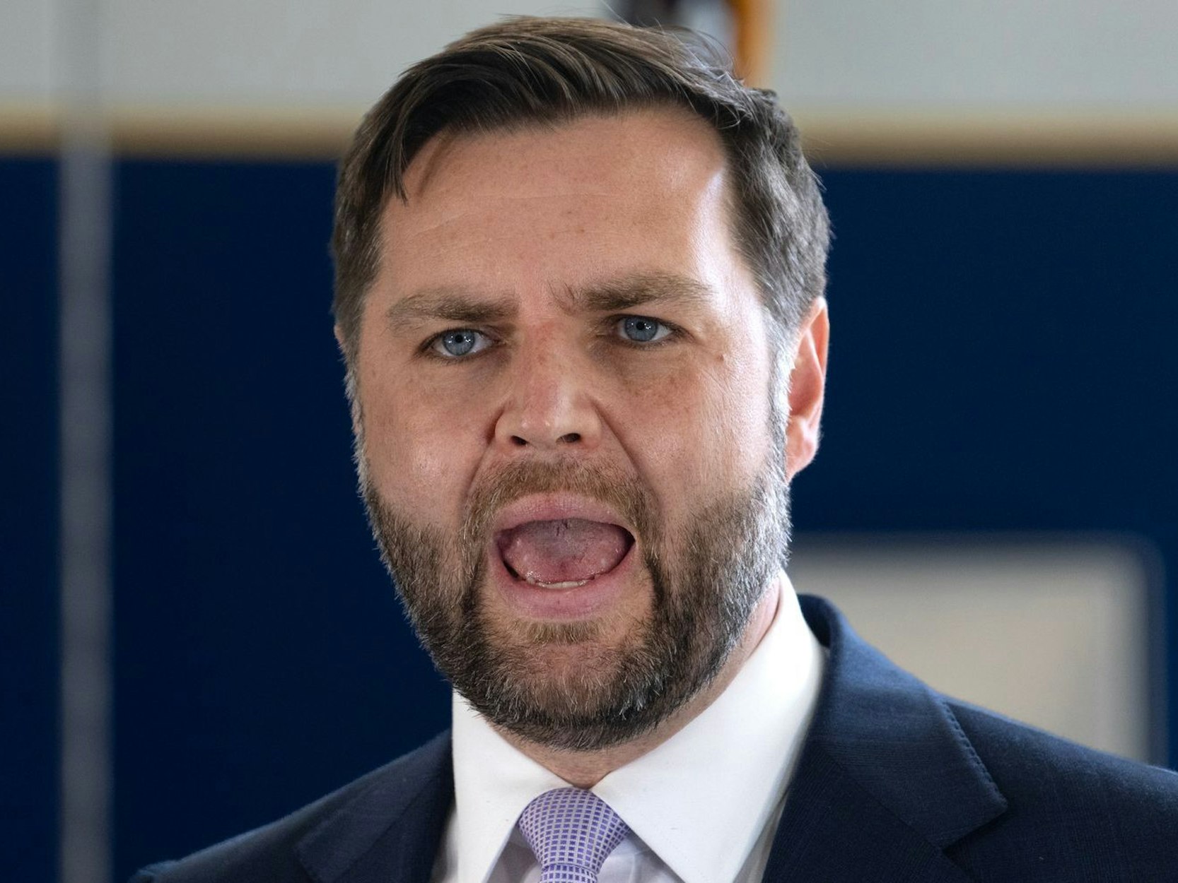 Lautsprecher J.D. Vance: „Wenn man in den Trumpismus eintaucht, taucht man in den Faustkampf ein“, heißt es in der ZDF-Doku. (Bild: 2025 Getty Images/Scott Olson)