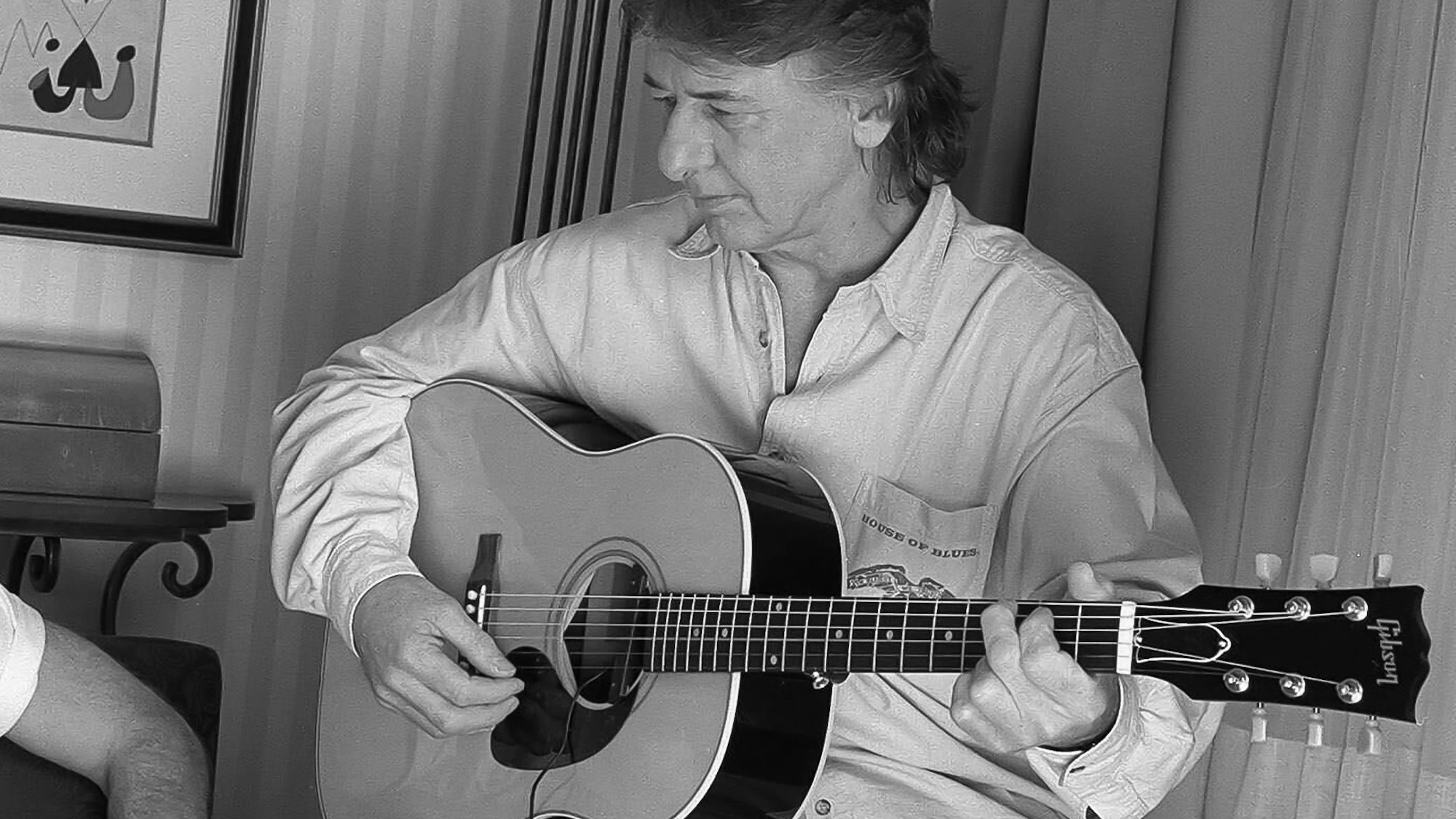 Mick Ralphs, Mitglied der Band Bad Company, spielt auf einer Gitarre (Archivbild 1999). Der Gitarrist ist im Alter von 81 Jahren gestorben.